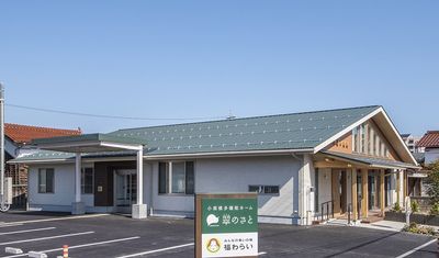 屋根と駐車場のある外観