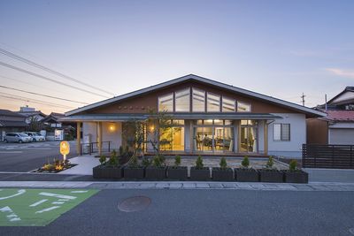 温かみある建物外観