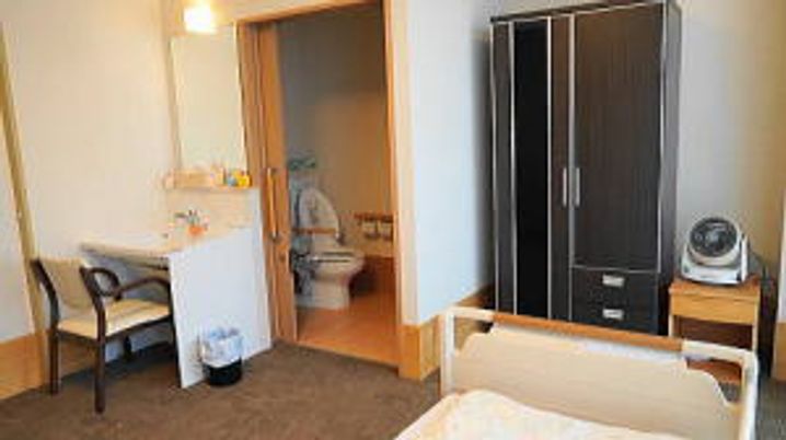 落ち着いた色調の居室