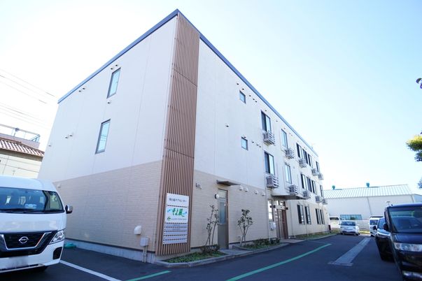 白い建物の外観