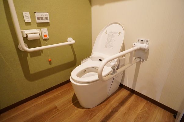 バリアフリー設計のトイレ