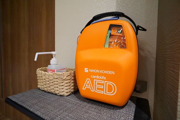 オレンジ色のAED装置