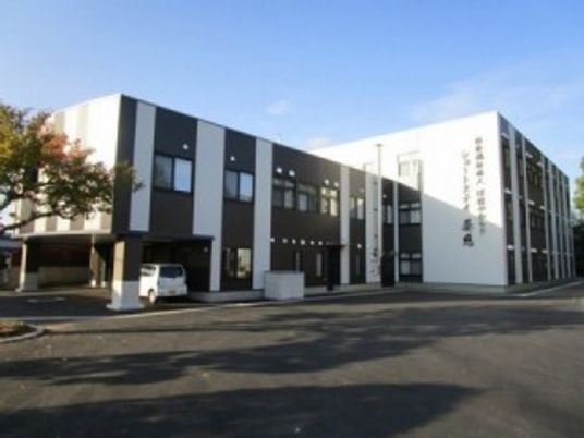 明るい色合いの建物外観