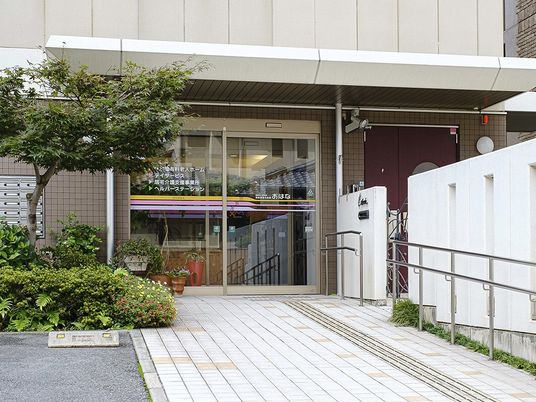 清潔な施設のエントランス