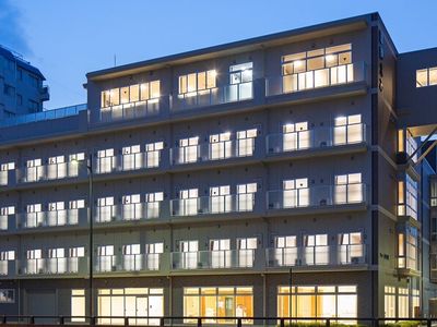 照明のついた建物の外観