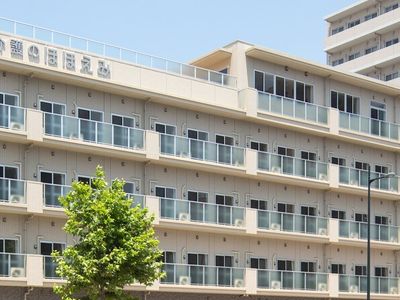 外観の明るい建物