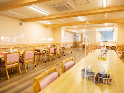 明るい席配置のダイニング