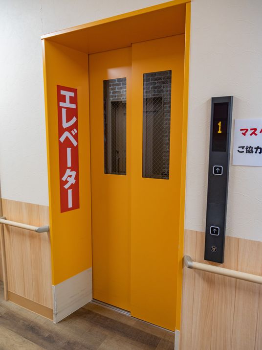 安全な移動手段エレベーター