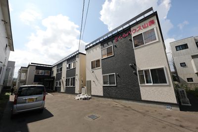 明るい外観の建物