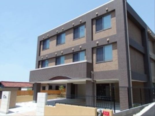 明るい外観の建物