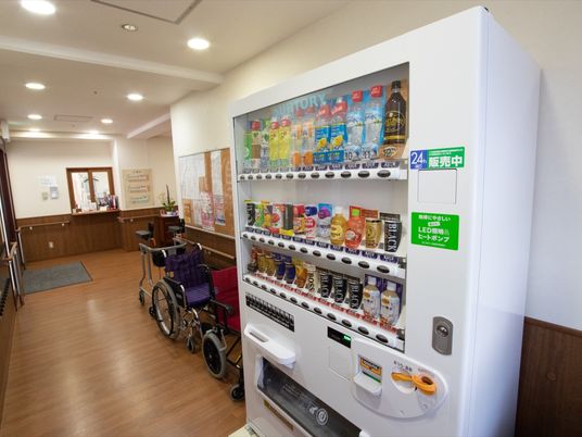 自動販売機と車椅子