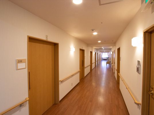 整備された広々とした廊下