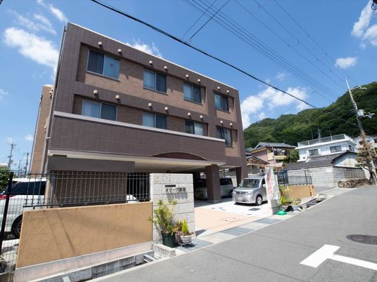茶色の建物の外観