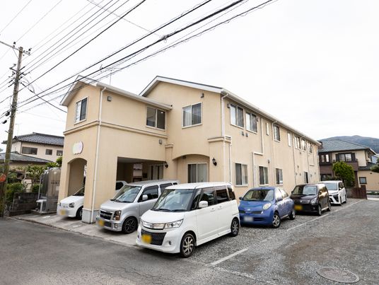 落ち着いた色の建物外観