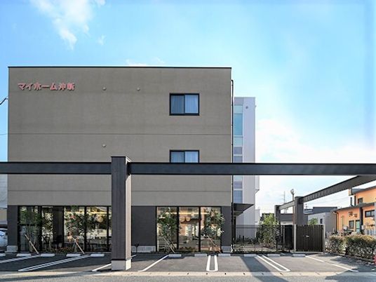 施設のクリーンな外観