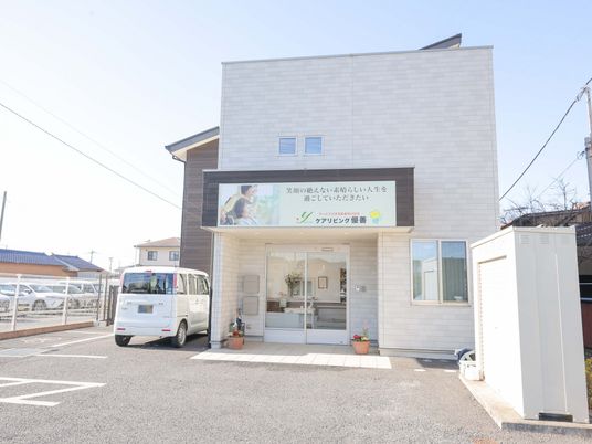 明るい玄関の外観