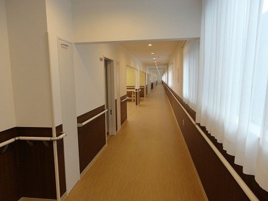 清潔な施設の廊下