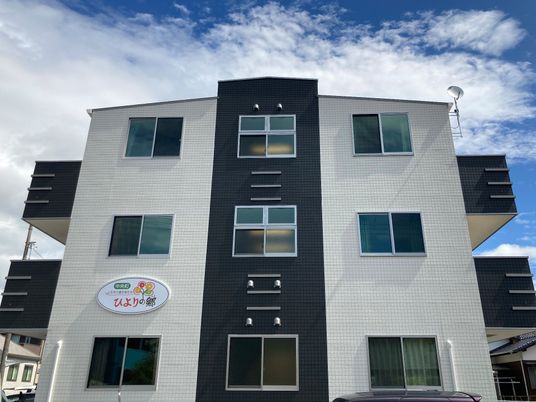 モダンな建物の外観