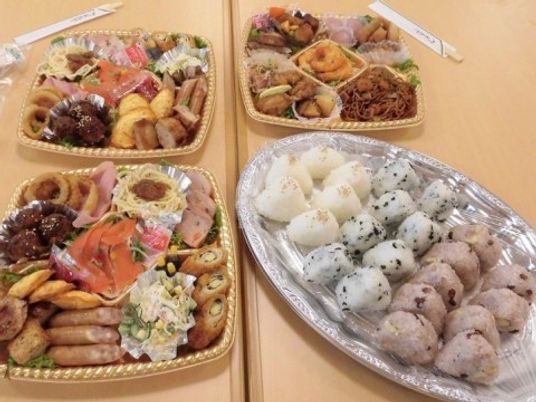 多彩な食事の盛り付け