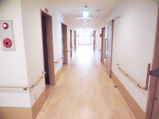 清潔感のある広い廊下