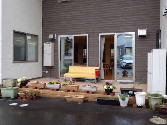 入り口と花壇の景色