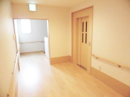 明るいシンプルな居室