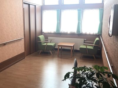 居室の木目調の家具
