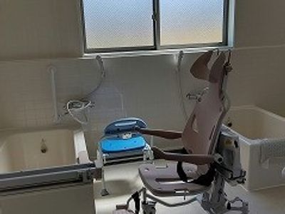 手すり付きバリアフリー浴室