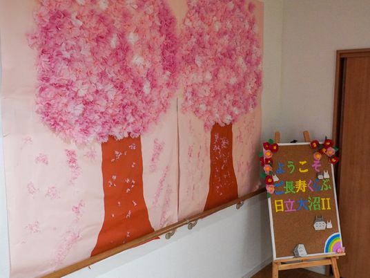 桜の木と掲示板の飾り