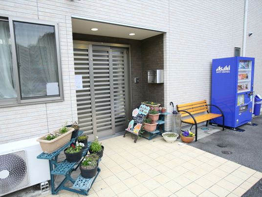 玄関とベンチのある外観