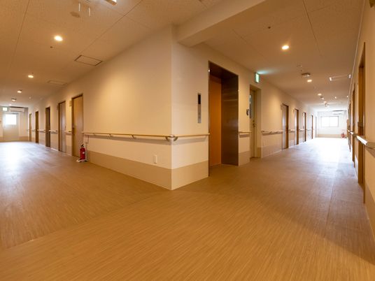 広い施設の廊下