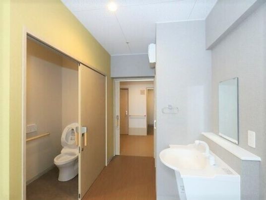 居室内のトイレと洗面台