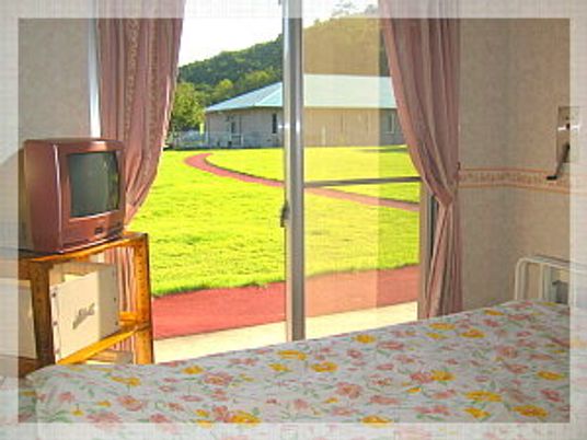 明るい居室の窓辺