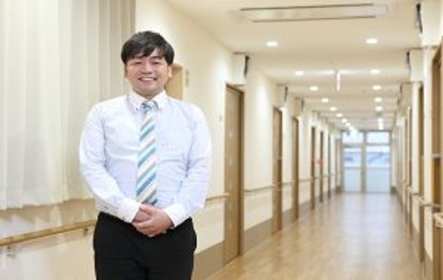 笑顔の男性と廊下