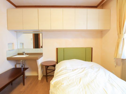 ベッドと洗面台のある居室