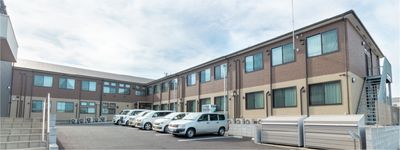 車が並ぶ施設の建物