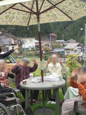 屋外テーブルでのお茶会