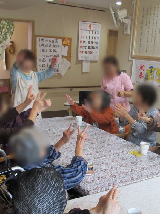 笑顔で手を挙げる人々