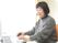 デスクで作業する女性