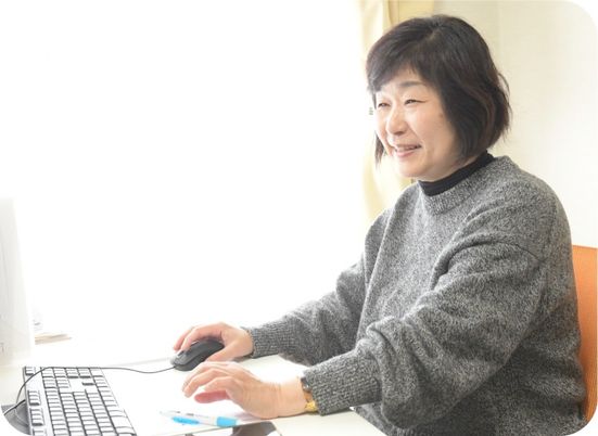デスクで作業する女性