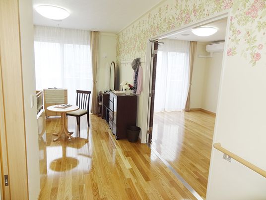 明るい居室の全景