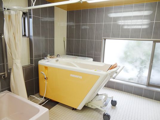 介護用浴槽の清潔な空間
