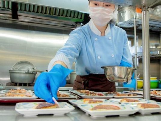 スタッフが配膳準備中