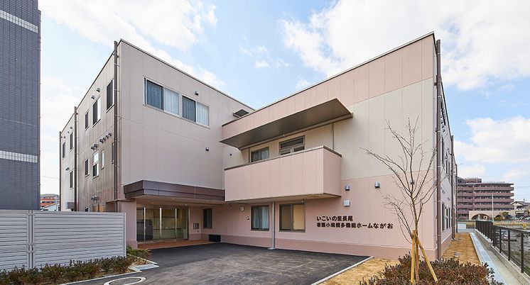 広々とした建物外観