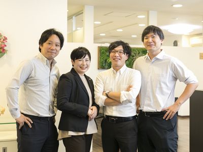 スタッフが笑顔で立つロビー