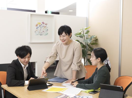 会議をするスタッフ