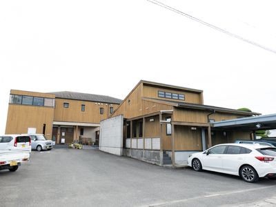 明るい外観の建物
