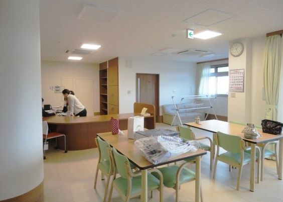 自然光が差し込むラウンジ