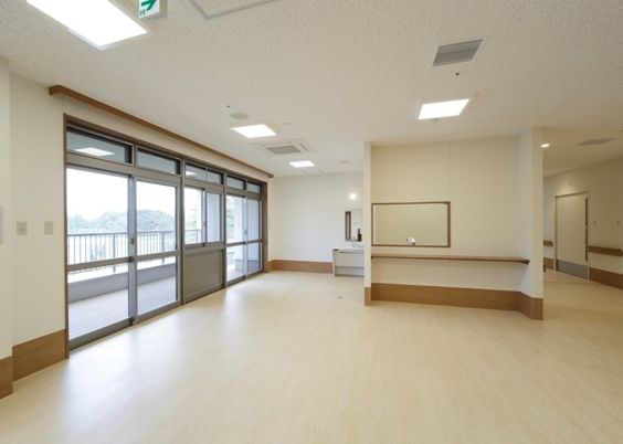 窓から自然光が差し込むリビング