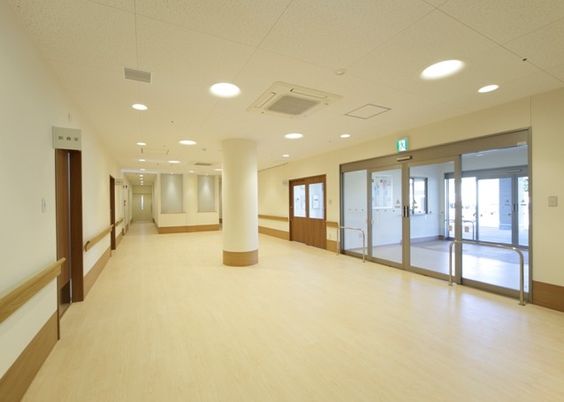 明るく広い廊下